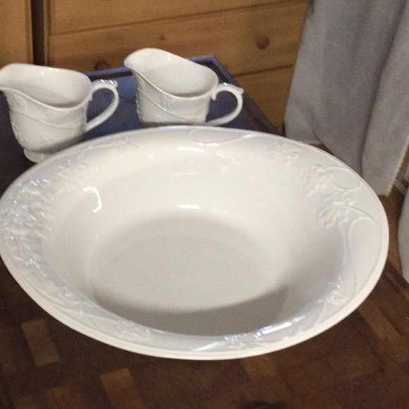 White serving bowls and gravy boats - Picture 2 of 12